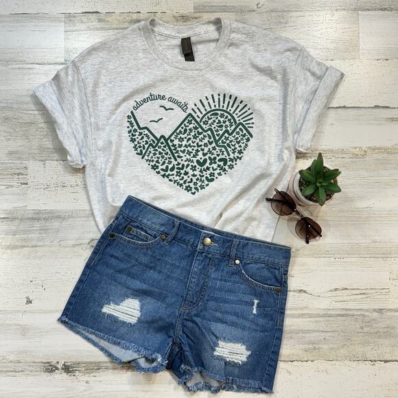 Adventure Awaits Green Heart Women’s Medium T-Shirt Short Sleeve - Picture 1 of 7